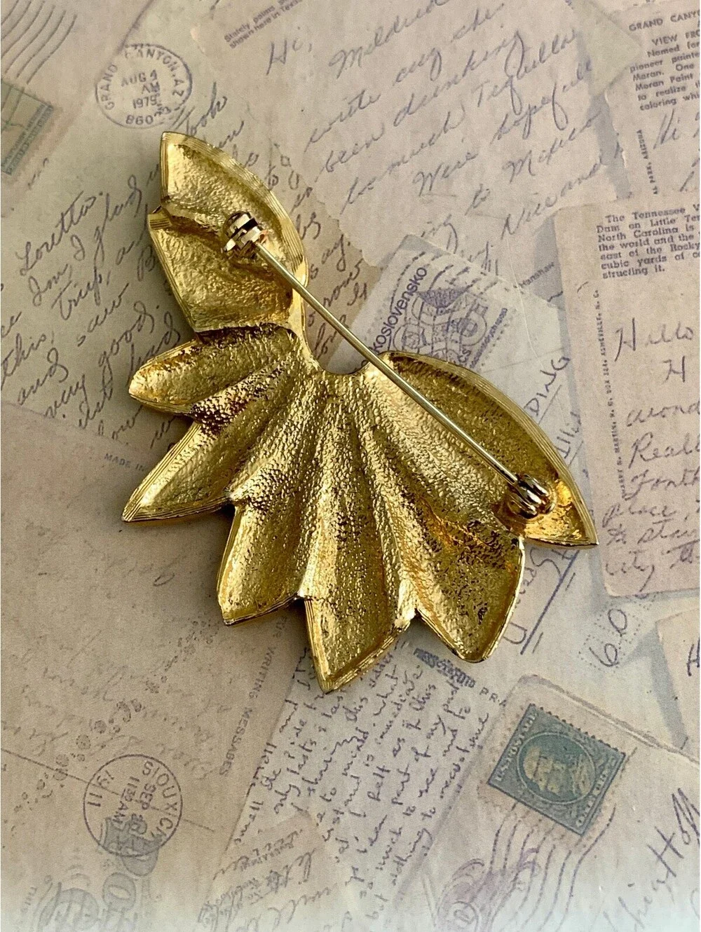 Vintage Elegant Black and Gold Leaf Brooch Pin for Stylish Accessory Lovers